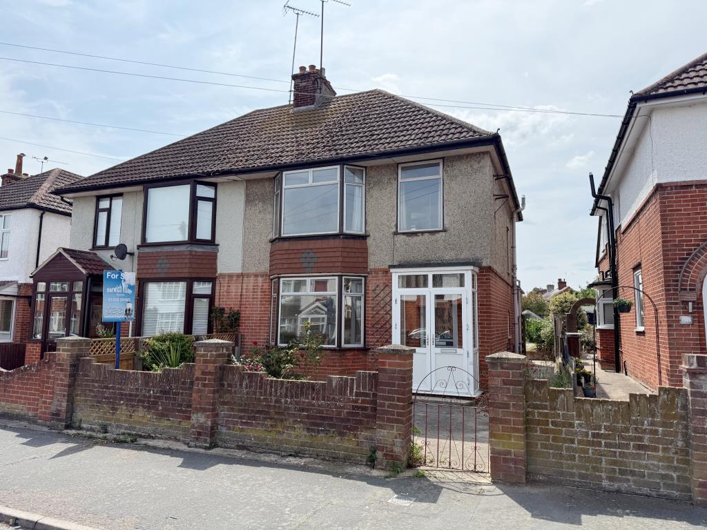 Lot: 149 - SEMI-DETACHED HOUSE FOR IMPROVEMENT IN POPULAR RESIDENTIAL AREA - Established bay fronted semi detached house